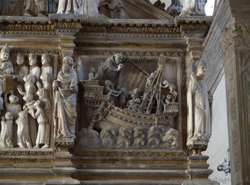 Milano - Dettaglio dell'Arca di San Pietro Martire all'interno della Cappella Portinari